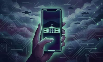 Smartphone exibindo o aplicativo oficial da Casa Branca com ilustrações de OVNIs e elementos de teorias da conspiração ao fundo.