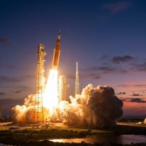 Lançamento noturno da missão Artemis II da NASA: o foguete Space Launch System (SLS) decola do Kennedy Space Center com tripulação, marcando o retorno à exploração lunar tripulada.