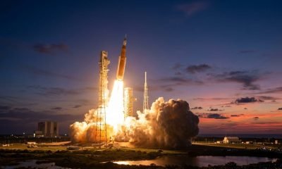 Lançamento noturno da missão Artemis II da NASA: o foguete Space Launch System (SLS) decola do Kennedy Space Center com tripulação, marcando o retorno à exploração lunar tripulada.