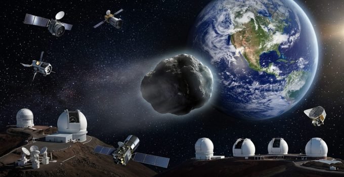 Um asteroide do tamanho de um prédio se aproxima da Terra, rastreado por observatórios espaciais e terrestres, simbolizando a vigilância contínua da defesa planetária.
