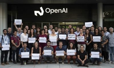 Manifestantes protestam contra a decisão da OpenAI de aposentar o modelo GPT-4o.