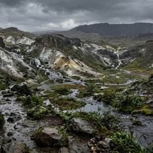 Ilustração de chuvas tropicais em Marte, com água caindo sobre rochas de caulim na cratera Jezero, indicando um passado úmido e chuvoso.