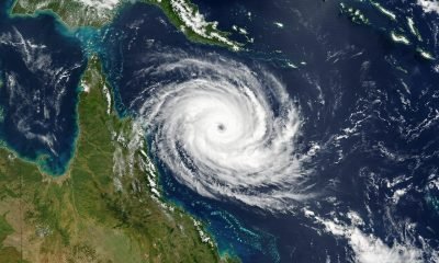 Ciclone Tropical Narelle Austrália - Imagem de satélite do Ciclone Tropical Narelle na Austrália, mostrando suas nuvens densas e a trajetória sobre o Coral Sea