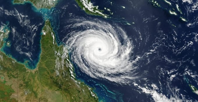 Ciclone Tropical Narelle Austrália - Imagem de satélite do Ciclone Tropical Narelle na Austrália, mostrando suas nuvens densas e a trajetória sobre o Coral Sea