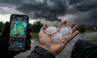 Voluntário da Ciência Cidadã NASA segurando granizo após uma tempestade, com um aplicativo CoCoRaHS no celular.