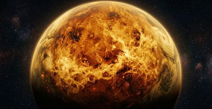 Vista global da superfície de Vênus, com suas densas nuvens amarelas cobrindo uma paisagem infernal de tons avermelhados, ilustrando a complexa Evolução de Vênus