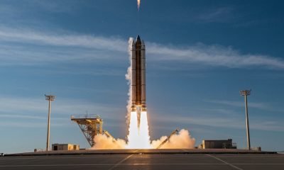 Foguete SpaceX Falcon 9 decolando em um lançamento