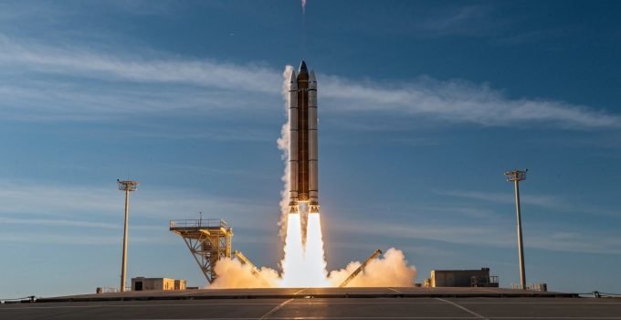 Foguete SpaceX Falcon 9 decolando em um lançamento