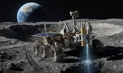 Renderização artística do instrumento Neutron Spectrometer System (NSS) da NASA, buscando gelo lunar no Polo Sul da Lua a bordo de um rover, com a Terra ao fund