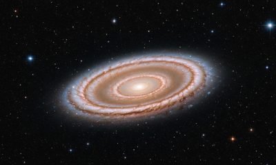 Imagem do Telescópio Hubble mostrando a galáxia NGC 7722 com formato de lente