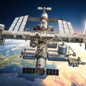 Nave Cygnus XL da Northrop Grumman acoplada à Estação Espacial Internacional (ISS) na missão CRS-24, com o planeta Terra ao fundo.