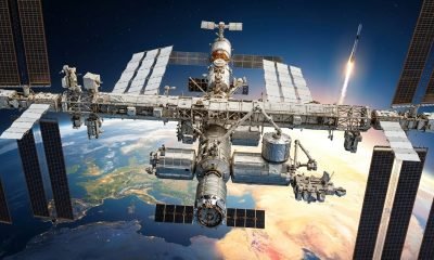 Nave Cygnus XL da Northrop Grumman acoplada à Estação Espacial Internacional (ISS) na missão CRS-24, com o planeta Terra ao fundo.