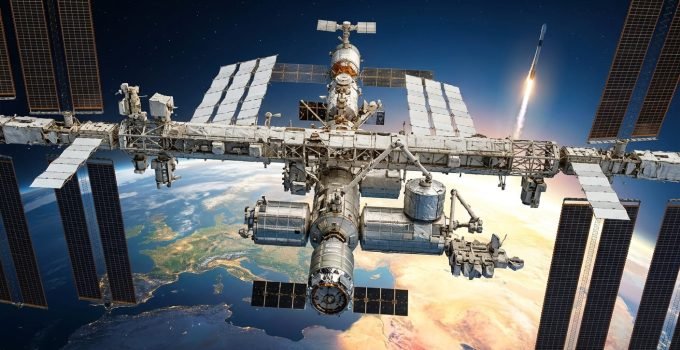 Nave Cygnus XL da Northrop Grumman acoplada à Estação Espacial Internacional (ISS) na missão CRS-24, com o planeta Terra ao fundo.