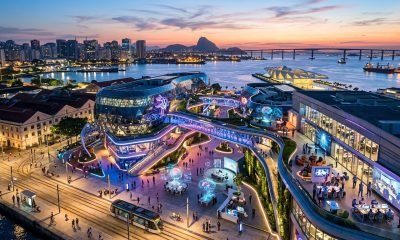 Vista aérea moderna do Maravalley, hub de tecnologia e inovação no Rio de Janeiro, com edifícios futuristas e luzes.