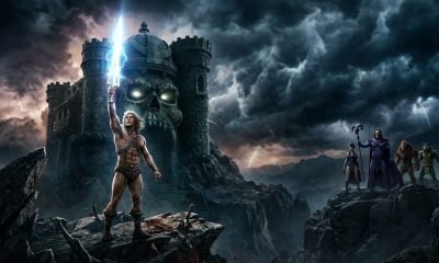 Nicholas Galitzine como He-Man erguendo a Espada do Poder em frente a Castle Grayskull no trailer de Masters of the Universe, revelando sua origem