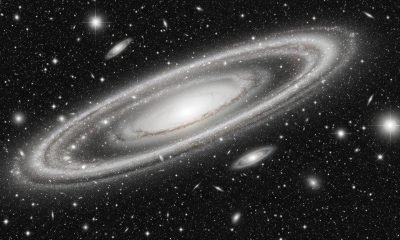 Aglomerado de galáxias com distorções de luz evidenciando lente gravitacional