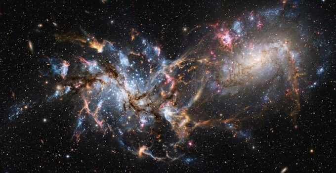 A representação artística da Pequena Nuvem de Magalhães em caos após uma colisão galáctica, com estrelas dispersas e um fundo cósmico estrelado, mostrando a Grande Nuvem de Magalhã