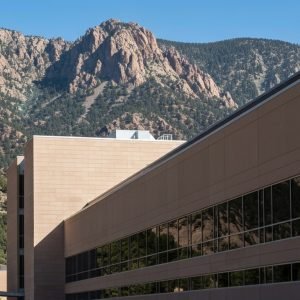 Fachada do Centro Nacional de Pesquisa Atmosférica (NCAR) com montanhas ao fundo.