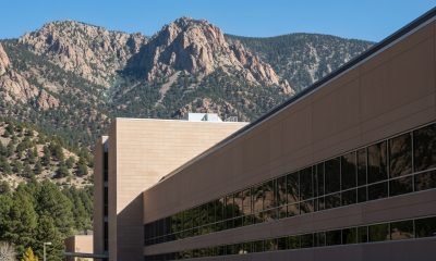 Fachada do Centro Nacional de Pesquisa Atmosférica (NCAR) com montanhas ao fundo.