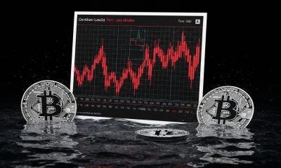 Gráfico de Bitcoin em forte queda com moedas afundando, simbolizando a desvalorização da criptomoeda.