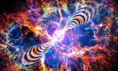 Representação artística do Pulsar do Caranguejo emitindo padrões de rádio em zebra, influenciados por gravidade e plasma na Nebulosa do Caranguejo.