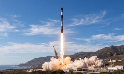 Foguete SpaceX Falcon 9 decolando, levando consigo a mais recente tecnologia espacial em órbita baixa da NASA, incluindo satélites pequenos e experimentos inova