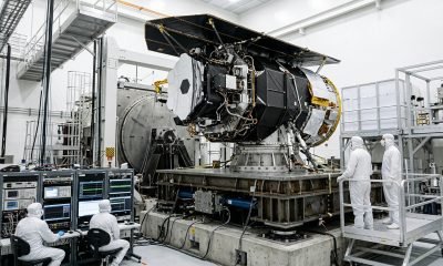 Telescópio Espacial Roman da NASA sendo testado em mesa vibratória antes do lançamento.