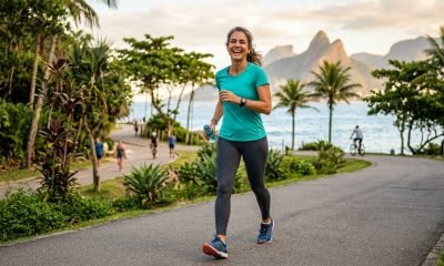Mulher sorridente pós-menopausa, simbolizando a eficácia da combinação de Tirzepatida e Terapia Hormonal na perda de peso e bem-estar.