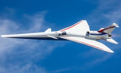 O avião experimental X-59 da NASA em voo, um marco importante para o desenvolvimento do voo supersônico silencioso, com seu design inovador cortando o céu e dem