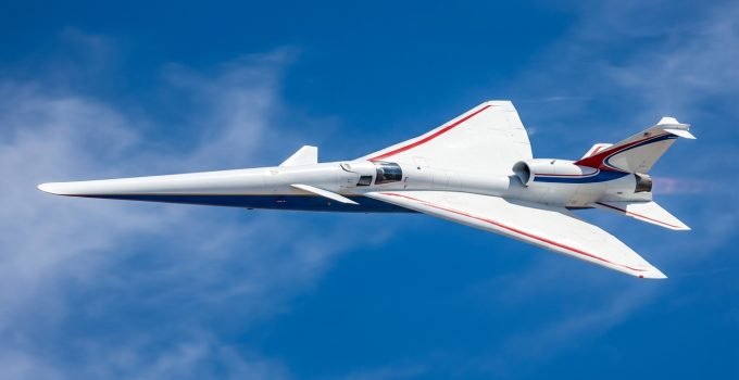 O avião experimental X-59 da NASA em voo, um marco importante para o desenvolvimento do voo supersônico silencioso, com seu design inovador cortando o céu e dem